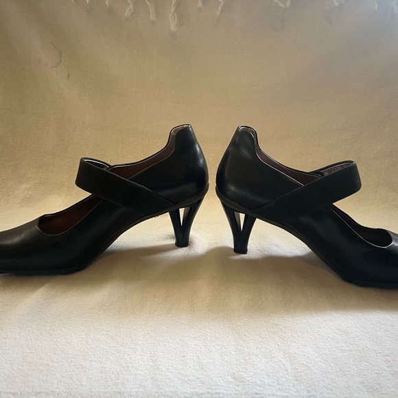 Black leather Mary Jane pump. - Picture 4 of 7